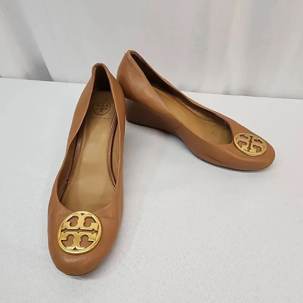 Tory Burch Size 6.5 Chelsea Wedge Pumps Tan Leather Medallion Round Toe Comfort